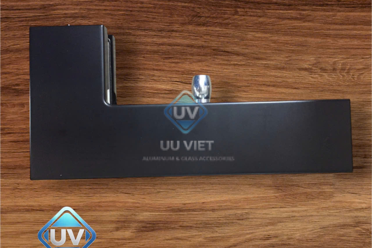 KẸP KÍNH GÓC L ĐEN VICKINI