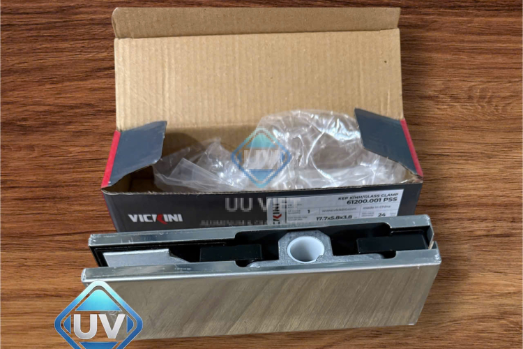 KẸP KÍNH TRÊN VICKINI